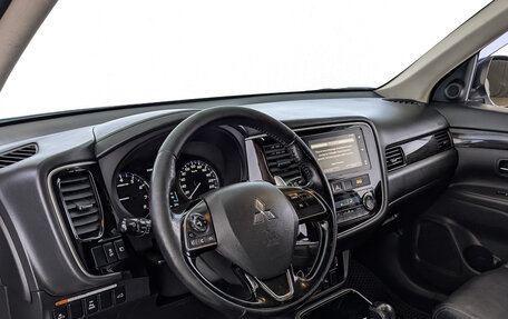 Mitsubishi Outlander III рестайлинг 3, 2018 год, 1 990 000 рублей, 15 фотография