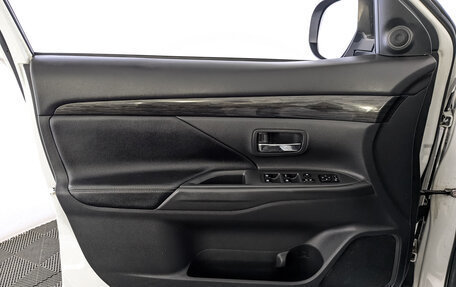 Mitsubishi Outlander III рестайлинг 3, 2018 год, 1 990 000 рублей, 19 фотография