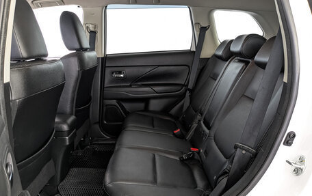Mitsubishi Outlander III рестайлинг 3, 2018 год, 1 990 000 рублей, 18 фотография