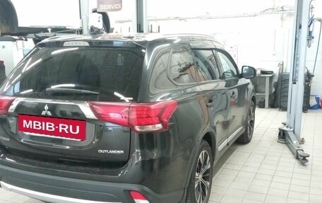 Mitsubishi Outlander III рестайлинг 3, 2017 год, 1 750 000 рублей, 3 фотография