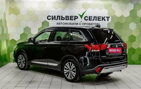 Mitsubishi Outlander III рестайлинг 3, 2020 год, 2 200 000 рублей, 6 фотография