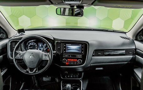 Mitsubishi Outlander III рестайлинг 3, 2020 год, 2 200 000 рублей, 13 фотография