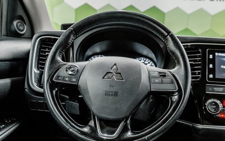 Mitsubishi Outlander III рестайлинг 3, 2020 год, 2 200 000 рублей, 14 фотография