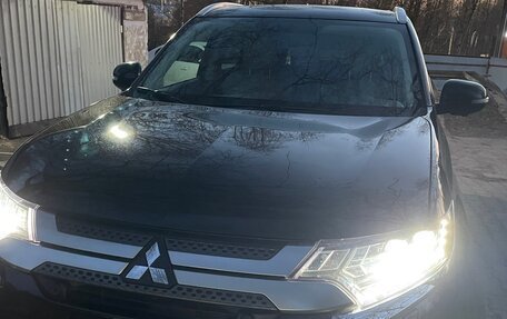 Mitsubishi Outlander III рестайлинг 3, 2019 год, 2 400 000 рублей, 6 фотография