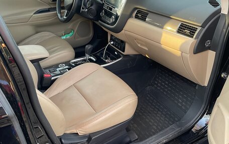 Mitsubishi Outlander III рестайлинг 3, 2019 год, 2 400 000 рублей, 12 фотография