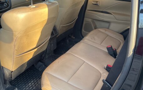 Mitsubishi Outlander III рестайлинг 3, 2019 год, 2 400 000 рублей, 13 фотография