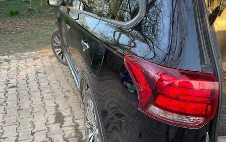 Mitsubishi Outlander III рестайлинг 3, 2019 год, 2 400 000 рублей, 10 фотография