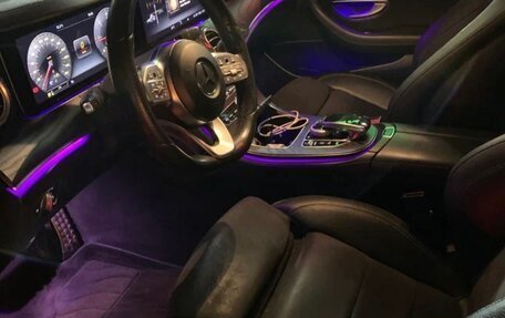Mercedes-Benz E-Класс, 2020 год, 3 000 000 рублей, 4 фотография