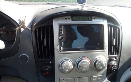 Hyundai H-1 II рестайлинг, 2010 год, 1 550 000 рублей, 4 фотография