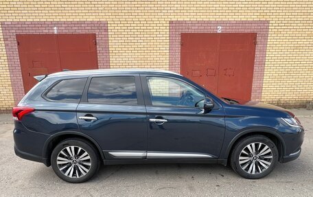 Mitsubishi Outlander III рестайлинг 3, 2018 год, 2 450 000 рублей, 4 фотография