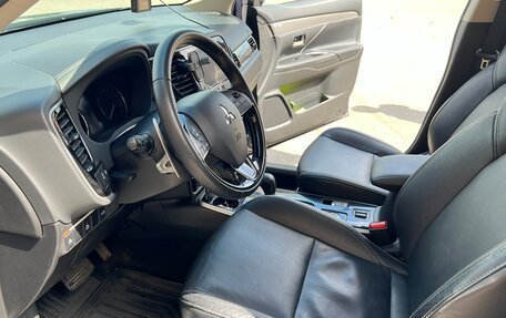 Mitsubishi Outlander III рестайлинг 3, 2018 год, 2 450 000 рублей, 11 фотография