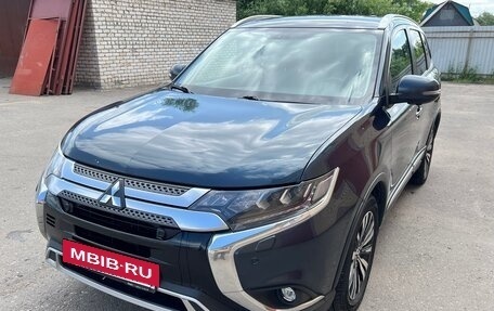 Mitsubishi Outlander III рестайлинг 3, 2018 год, 2 450 000 рублей, 2 фотография