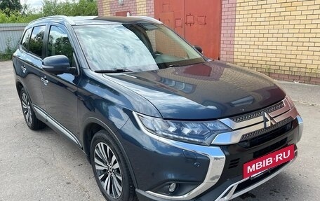 Mitsubishi Outlander III рестайлинг 3, 2018 год, 2 450 000 рублей, 3 фотография