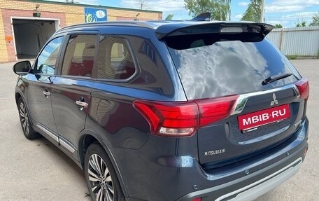 Mitsubishi Outlander III рестайлинг 3, 2018 год, 2 450 000 рублей, 7 фотография