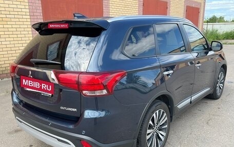 Mitsubishi Outlander III рестайлинг 3, 2018 год, 2 450 000 рублей, 5 фотография