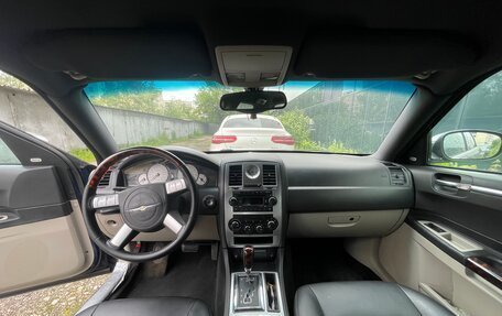 Chrysler 300C II, 2004 год, 1 700 000 рублей, 10 фотография
