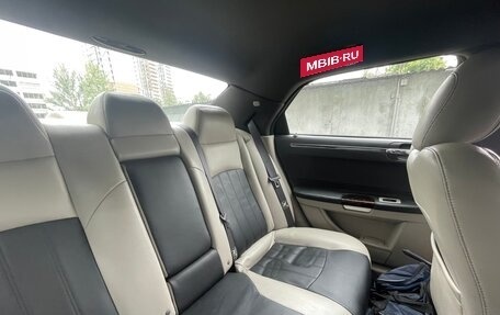 Chrysler 300C II, 2004 год, 1 700 000 рублей, 8 фотография