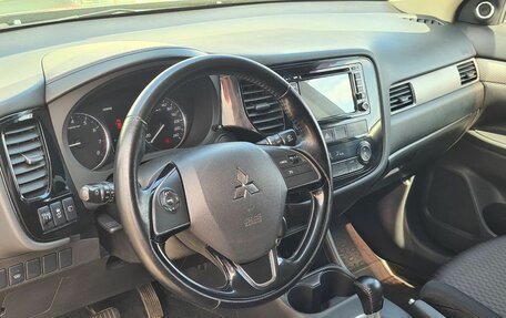 Mitsubishi Outlander III рестайлинг 3, 2015 год, 1 580 000 рублей, 15 фотография