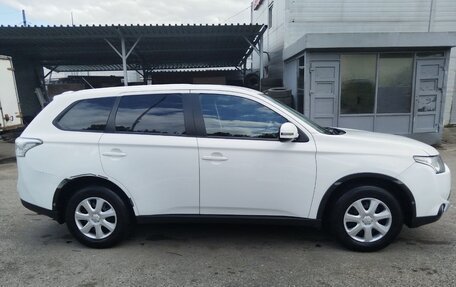 Mitsubishi Outlander III рестайлинг 3, 2014 год, 1 320 000 рублей, 8 фотография