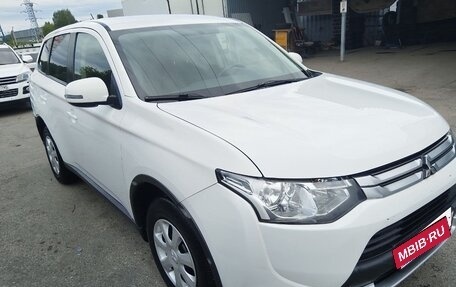 Mitsubishi Outlander III рестайлинг 3, 2014 год, 1 320 000 рублей, 9 фотография