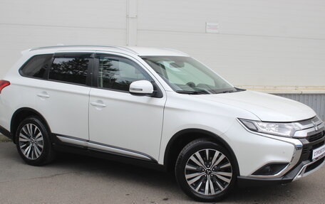 Mitsubishi Outlander III рестайлинг 3, 2019 год, 2 099 000 рублей, 3 фотография