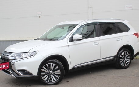 Mitsubishi Outlander III рестайлинг 3, 2019 год, 2 099 000 рублей, 2 фотография