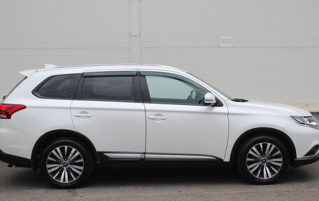 Mitsubishi Outlander III рестайлинг 3, 2019 год, 2 099 000 рублей, 7 фотография