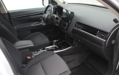 Mitsubishi Outlander III рестайлинг 3, 2019 год, 2 099 000 рублей, 9 фотография