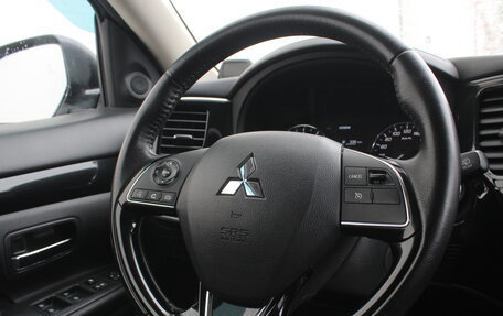 Mitsubishi Outlander III рестайлинг 3, 2019 год, 2 099 000 рублей, 15 фотография