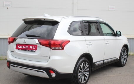 Mitsubishi Outlander III рестайлинг 3, 2019 год, 2 099 000 рублей, 4 фотография