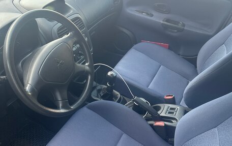 Mitsubishi Carisma I, 2003 год, 650 000 рублей, 10 фотография