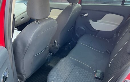 Renault Logan II, 2017 год, 900 000 рублей, 9 фотография