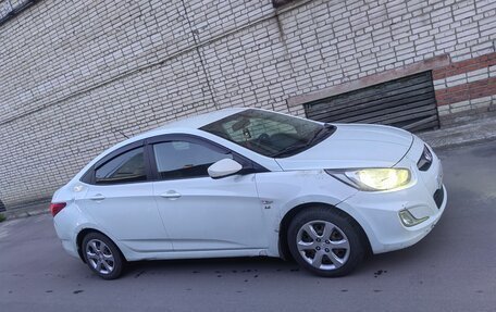 Hyundai Solaris II рестайлинг, 2012 год, 600 000 рублей, 2 фотография