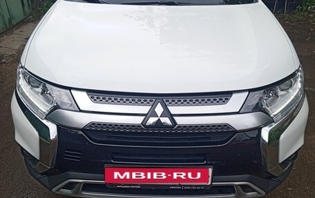 Mitsubishi Outlander III рестайлинг 3, 2021 год, 2 650 000 рублей, 1 фотография