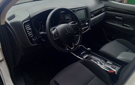 Mitsubishi Outlander III рестайлинг 3, 2021 год, 2 650 000 рублей, 6 фотография