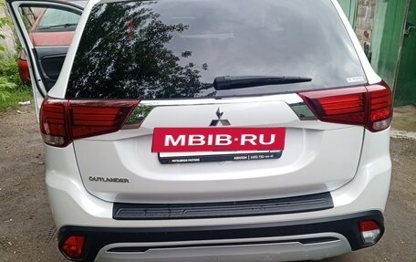 Mitsubishi Outlander III рестайлинг 3, 2021 год, 2 650 000 рублей, 4 фотография