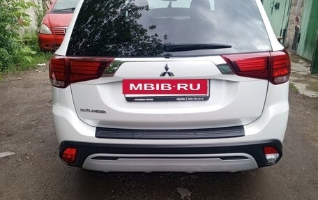 Mitsubishi Outlander III рестайлинг 3, 2021 год, 2 650 000 рублей, 10 фотография