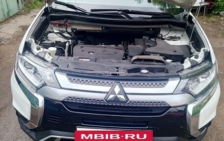 Mitsubishi Outlander III рестайлинг 3, 2021 год, 2 650 000 рублей, 9 фотография