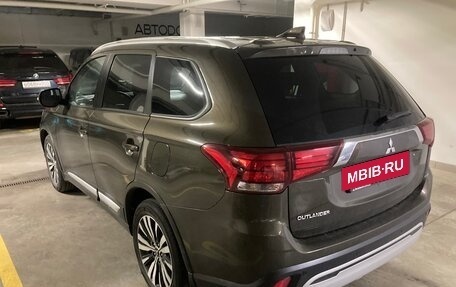Mitsubishi Outlander III рестайлинг 3, 2021 год, 2 650 000 рублей, 4 фотография