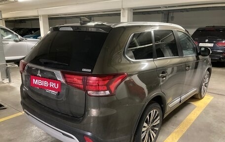 Mitsubishi Outlander III рестайлинг 3, 2021 год, 2 650 000 рублей, 3 фотография