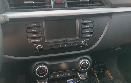 KIA Rio IV, 2017 год, 950 000 рублей, 10 фотография