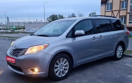 Toyota Sienna III, 2017 год, 3 300 000 рублей, 1 фотография