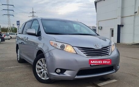 Toyota Sienna III, 2017 год, 3 300 000 рублей, 2 фотография