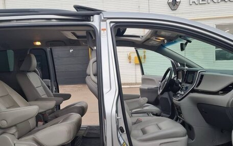 Toyota Sienna III, 2017 год, 3 300 000 рублей, 9 фотография