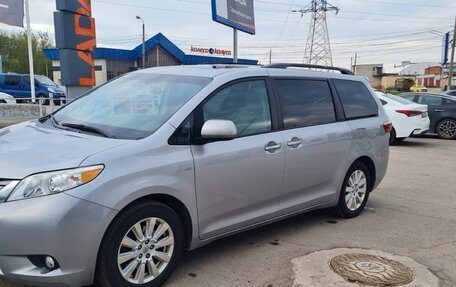 Toyota Sienna III, 2017 год, 3 300 000 рублей, 4 фотография