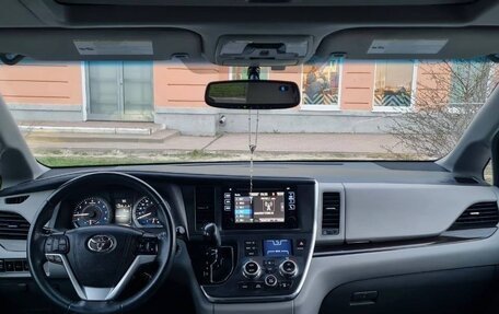 Toyota Sienna III, 2017 год, 3 300 000 рублей, 10 фотография