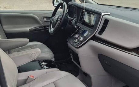 Toyota Sienna III, 2017 год, 3 300 000 рублей, 8 фотография