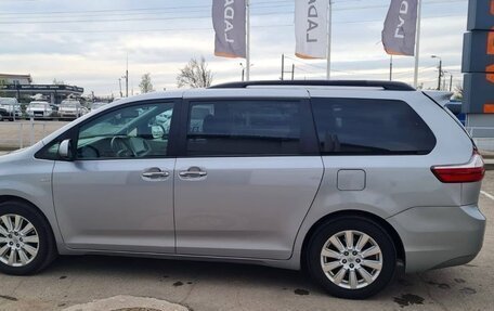 Toyota Sienna III, 2017 год, 3 300 000 рублей, 5 фотография