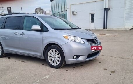 Toyota Sienna III, 2017 год, 3 300 000 рублей, 3 фотография