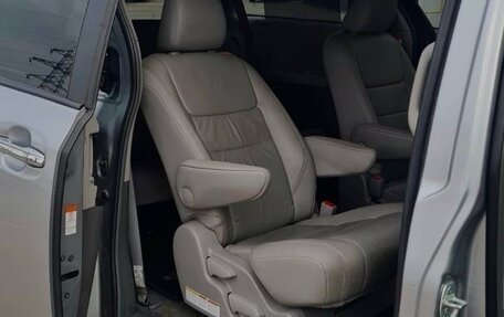 Toyota Sienna III, 2017 год, 3 300 000 рублей, 14 фотография